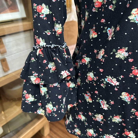 Dainty Jewels Floral Black Top with Ruffle Sleeves size small - Picture 2 of 3